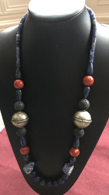 Superbe collier de sodalite pierre précieuse lapis-lazuli pierre de lave corail dans une boîte cadeau