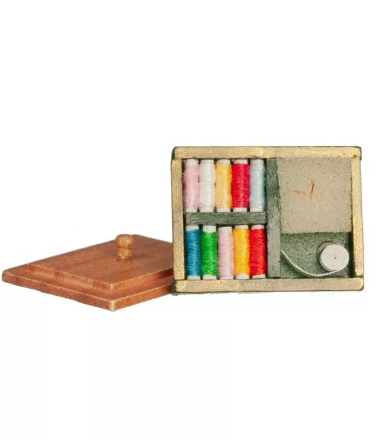 Maison de Poupées en Bois Couture Boîte Avec Fil Miniature Shop Pièce Accessoire