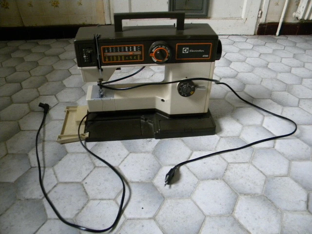 Machine à Coudre Singer Dans Son Meuble