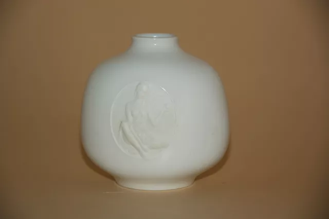 KPM-Berlin - Porzellan -„CERES“ - kleine Vase mit Bisquittporzellanreliefdekor  