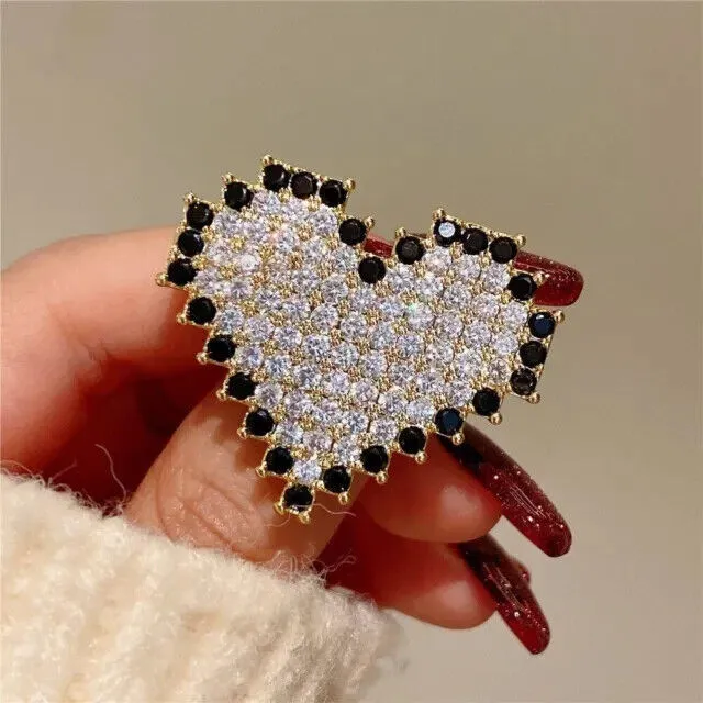Broche en forme de cœur en diamant noir, taille ronde de 2,34 ct, créée en...
