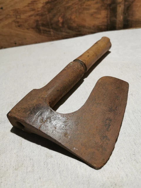 Hache Ancienne En Fer Forgé Main - Vintage Outil Coupe Bois - Collectible