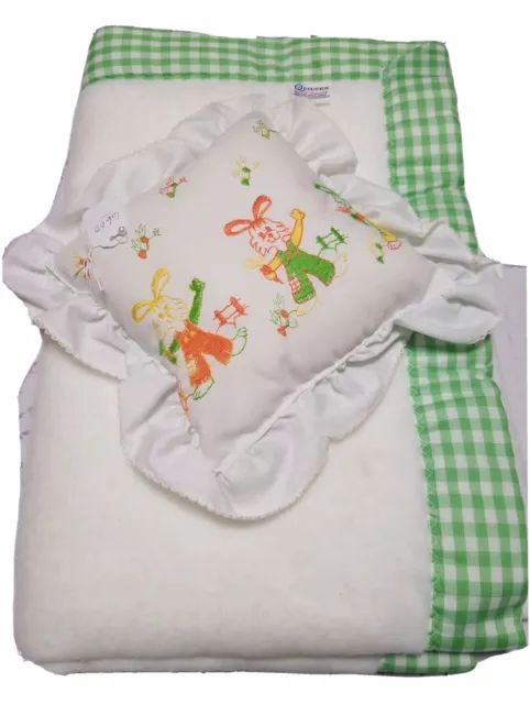 Manta de bebé Quiltex de colección bordada conejo almohada 50""x 40"" (Nuevo stock antiguo)