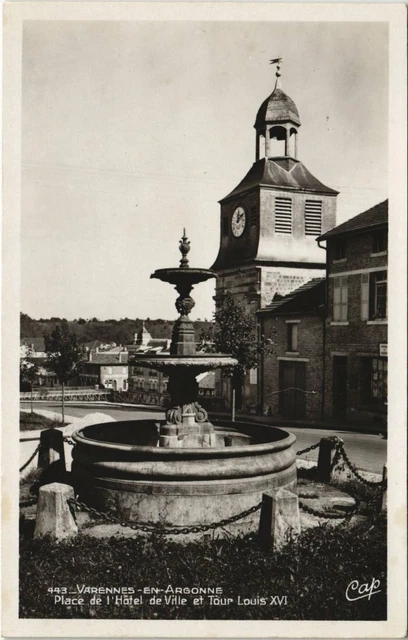 CPA VARENNES-en-ARGONNE Place de l'Hotel de Ville et Tour Louis XVI (152618)
