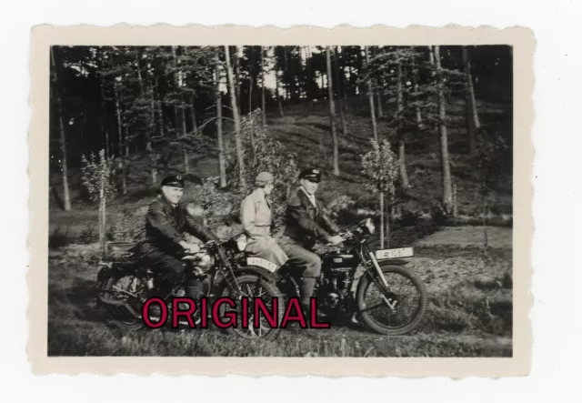 Orig Foto 1930er Männer & Frau posieren auf Motorrad DKW & Triumph aus Berlin