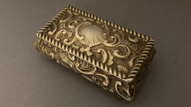 Fine Late Victorian Sterling Silver & Silver Gilt Repousse Snuff Box 1899