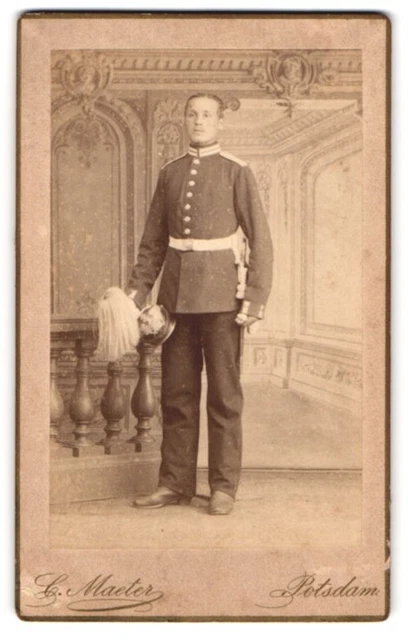 Fotografie Atelier Maeter, Potsdam, Garde-Soldat in Uniform mit Pickelhaube & P