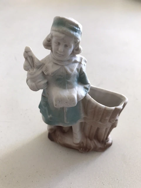 Porte allumettes ancien en biscuit polychrome
