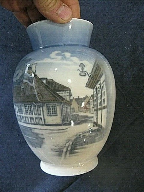 "161.9"   Vase En Porcelaine Decor De Village Signe Royal Copenhague Danemark
