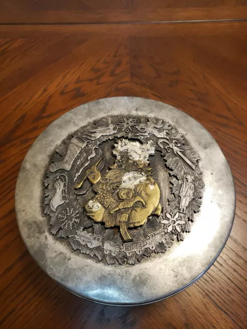 Metzke Pewter Topped Christmas Santa & Toy Wreath Round 8 Inch Tin FREE SHIPPING