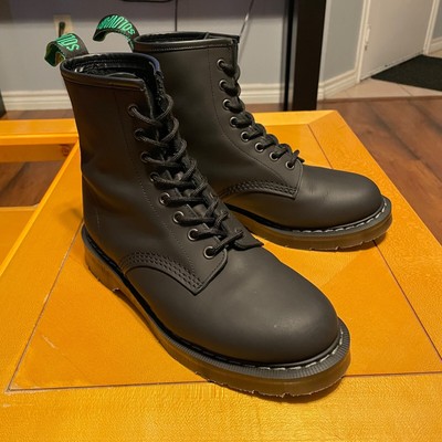 SOLOVAIR BLACK GREASY 8 Eye Derby Boot 