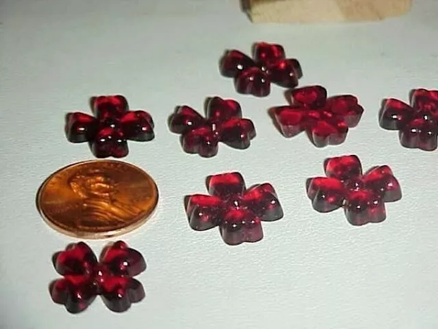 24 ANTIQUE 1940'S GERMAN US ZONE GLASS RUBY 15mm. CLOVER FLOWER CAMEOS L301