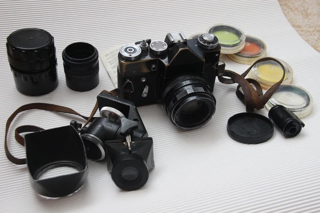 Fotokamera Zenit TTL, Sowjetunion, mit Objektiv Helios 44m 2/58 und Zubehör