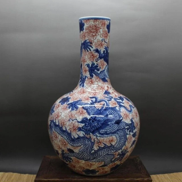Vase chinois antique en porcelaine bleue et blanche marqué de dragon rouge