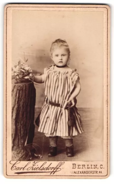Fotografie Carl Zielsdorff, Berlin, Kleines Mädchen im eleganten Kleid