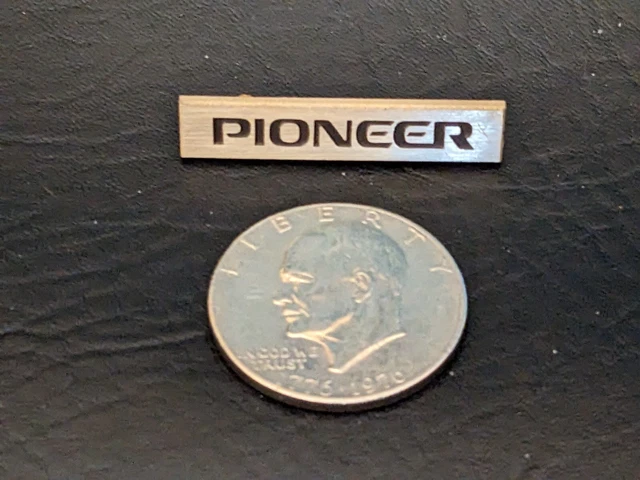 Distintivo Pioneer Alluminio Nero 57x12,7mm | Logo Rack Hi-Fi Vintage