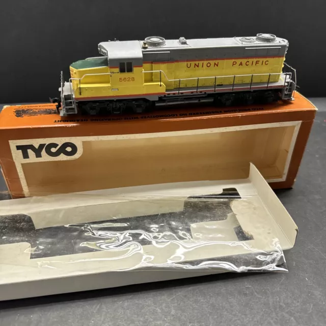 VINTAGE Mantua Tyco HO Scale Locomotive UNION PACIFIC #5628 Yellow Train & Box