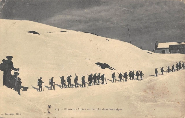 Cpa Guerre Chasseurs Alpins En Marche Dans Les Neiges