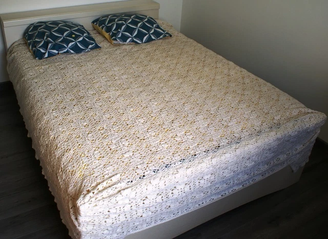 Dessus de lit ancien au crochet blanc en ance | Clasf maison-jardin