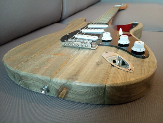 Guitare électrique customisée type stratocaster en mélèze  3