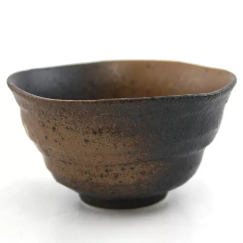 Teeschale Bizen,  japanische Teeschale in schwungvoller Form