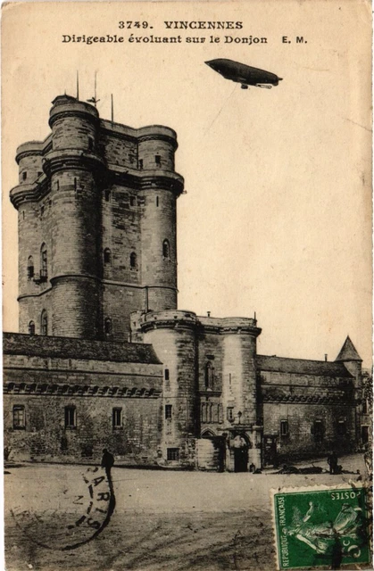 CPA Vincennes Dirigeable evoluant sur le Donjon (1346985)