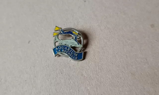 pin's aquarium de la Rochelle - requin et plongeur (EGF argenté signé sofrec)