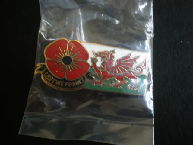Welsh flag  lest we forget remembrance pin / lape badge