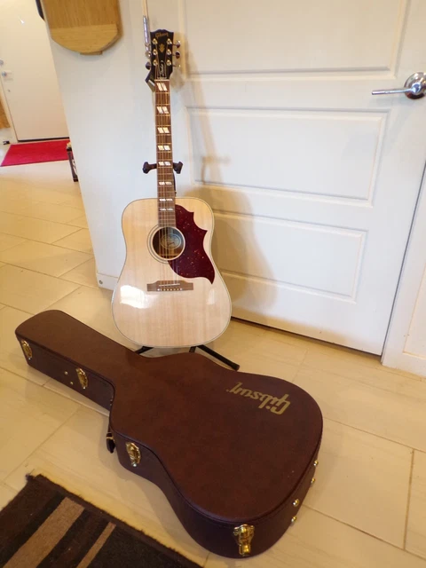 Gibson: Hummingbird STUDIO Walnut Beautiful Condition with Case! Gibson: Hummingbird STUDIO Walnut Beautiful Condition with Case!