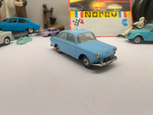 Peugeot 403 Norev Baby – 1/43 – Plastique Vert, Collection France – Occasion