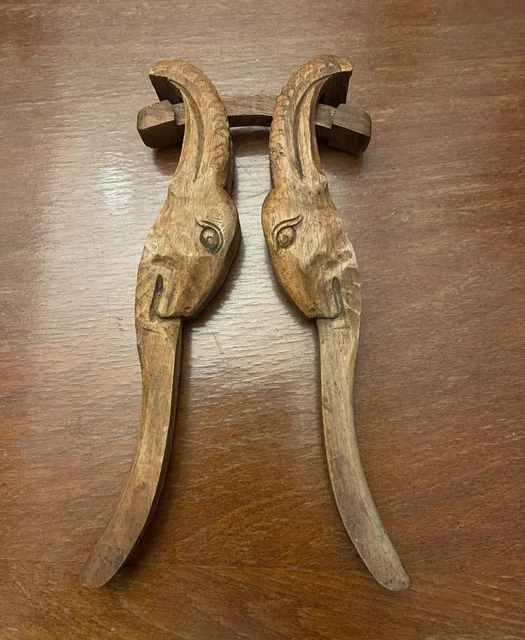 Casse Noisette En Bois Ancien