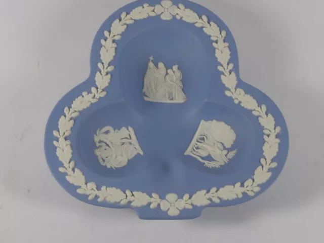 Wedgwood jasperware light blue pin dish classical theme), 11cm, 1965