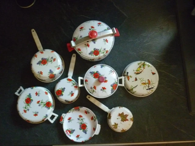 Service petit déjeuner bowls et plateaux pour le thé