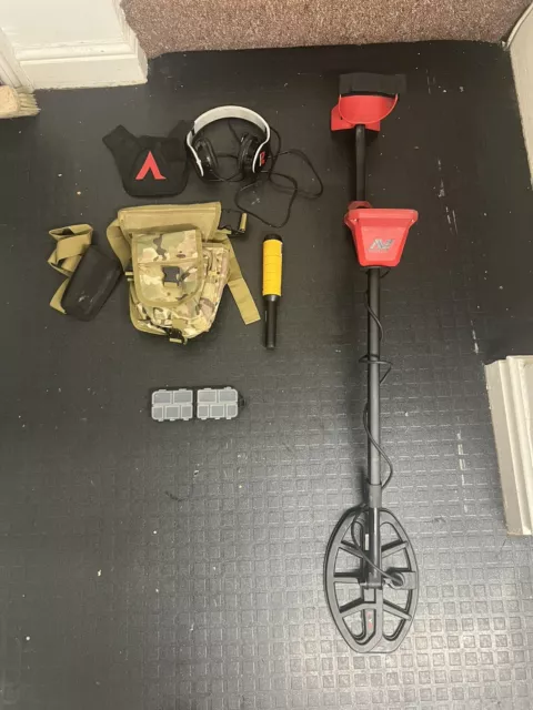 Minelab Vanquish 440 Metal Detector With Pro-Find 15 Pinpointer And Other Bits