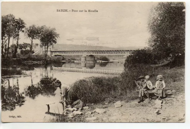 BAYON - Meurthe et Moselle - CPA 54 - lavandiere - enfants - pont sur la Moselle