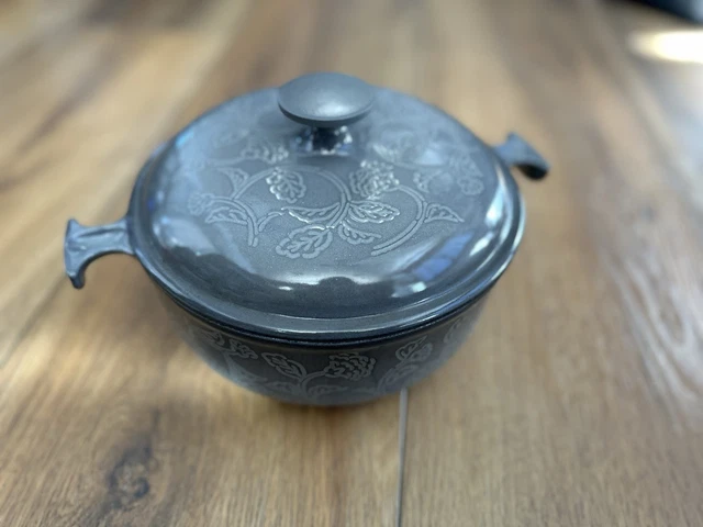 Cocotte Le Creuset Enzo Mari La Mama 26 Cm – Édition Limitée, Grise, Décor Fleuri