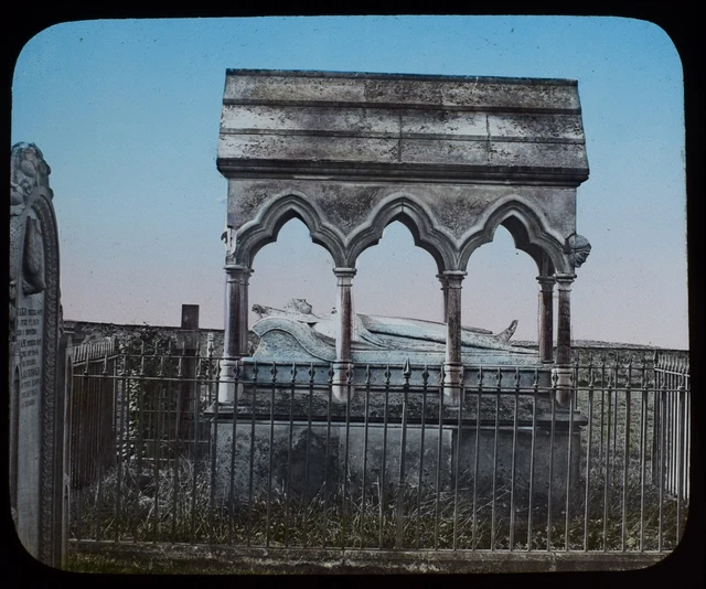 THE TOMB OF GRACE DARLING C1890 ANTIQUE Magic Lantern Slide PHOTO BAMBURGH