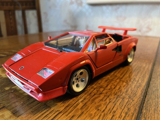 Miniature BURAGO 1/18 – Lamborghini Countach 1988 – Noire – Réf 3037