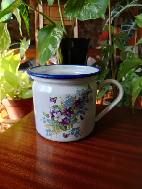 Pot à lait ancien émaillé motifs floraux, bleu, vert, violet sur fond blanc.