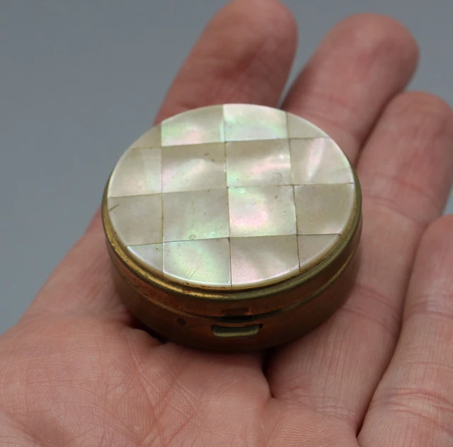 PILULIER ANCIEN, BOITE ou coffret à bijoux vintage en laiton couvercle en nacre EUR 16,00 PILULIER ANCIEN, BOITE ou coffret à bijoux vintage en laiton couvercle en nacre EUR 16,00