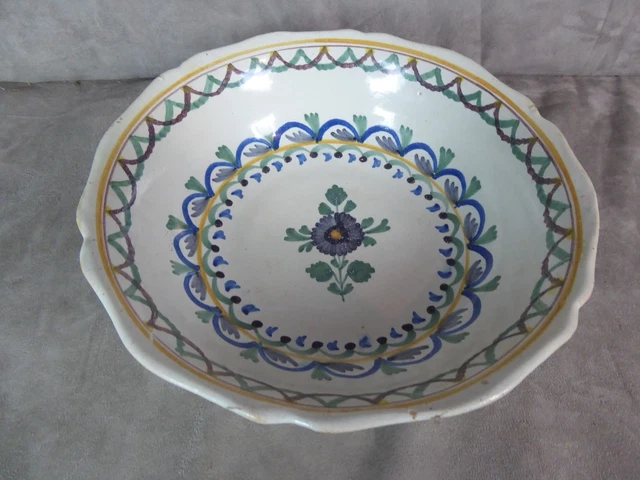 ANCIEN PLAT DEMI CREUX Céramique décor ABRICOTS en épaisseur signé d'un trèfle