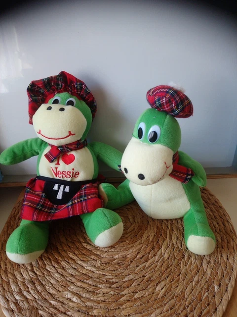 Lot 2 peluches doudou Nessie Monstre Loch Ness vert écossais