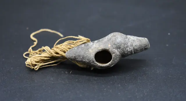 Peruvian nazca/chancay culture clay shell whistle with original thread