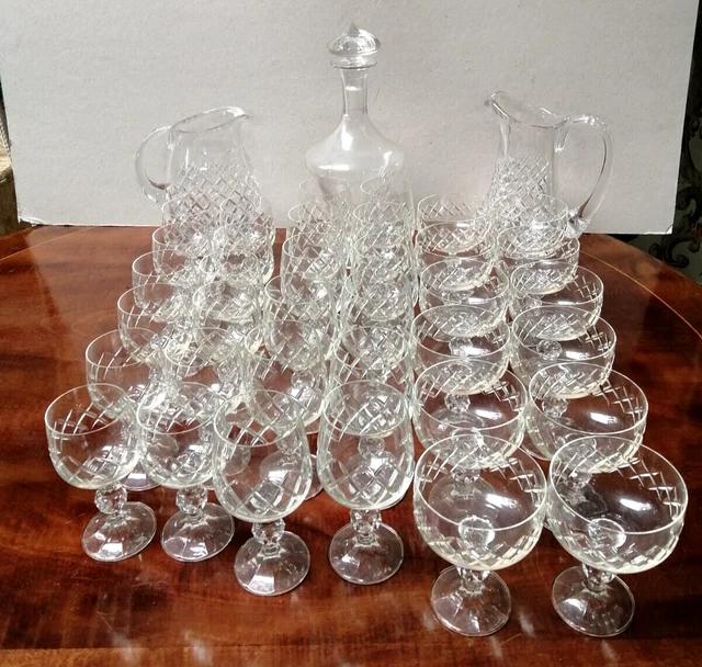 Vecchio '50 Servizio In Vetro 36 Bicchieri 1 Bottiglia Liquore E 2 Brocche