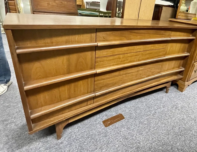 Edmund Spence for Young Mfg. Co. Walnut Concave Credenza Buffet Dresser Edmund Spence for Young Mfg. Co. Walnut Concave Credenza Buffet Dresser