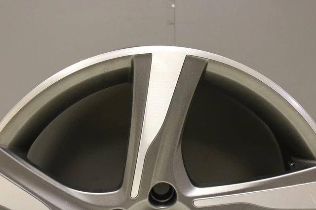 1 Genuine Volvo V40 R-Design 17" Ixion Diamond Cut Grey Alloy Wheel 31347131 3