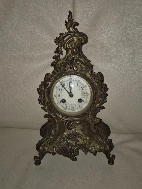Miroir En Laiton Français à Crête Dorée Style Baroque Louis XV Des Annees 1950