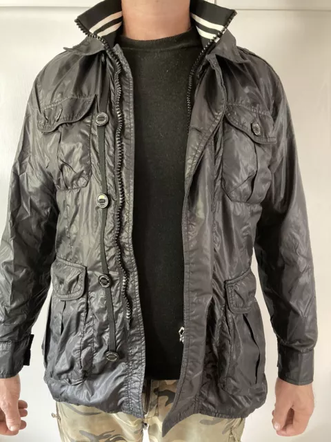 Magnifique blouson noir Moncler modèle Kenya demi-saison très bon état Taille M.