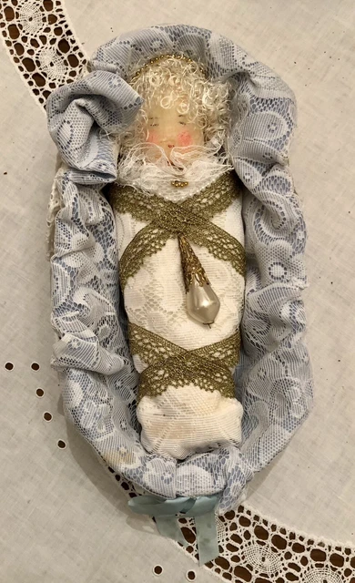 großes Fatschenkind ca. 29 cm mit Korb, Klosterarbeit