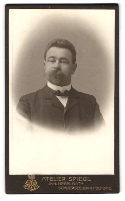 Fotografie Herm. Roth, Schliersee /Bayr. Hochland, Elegant gekleideter Herr mit